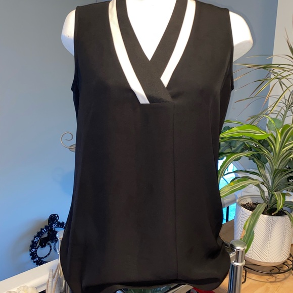 ♥️ Calvin Klein Black and White V-Neck Blouse Size M - Picture 2 of 10